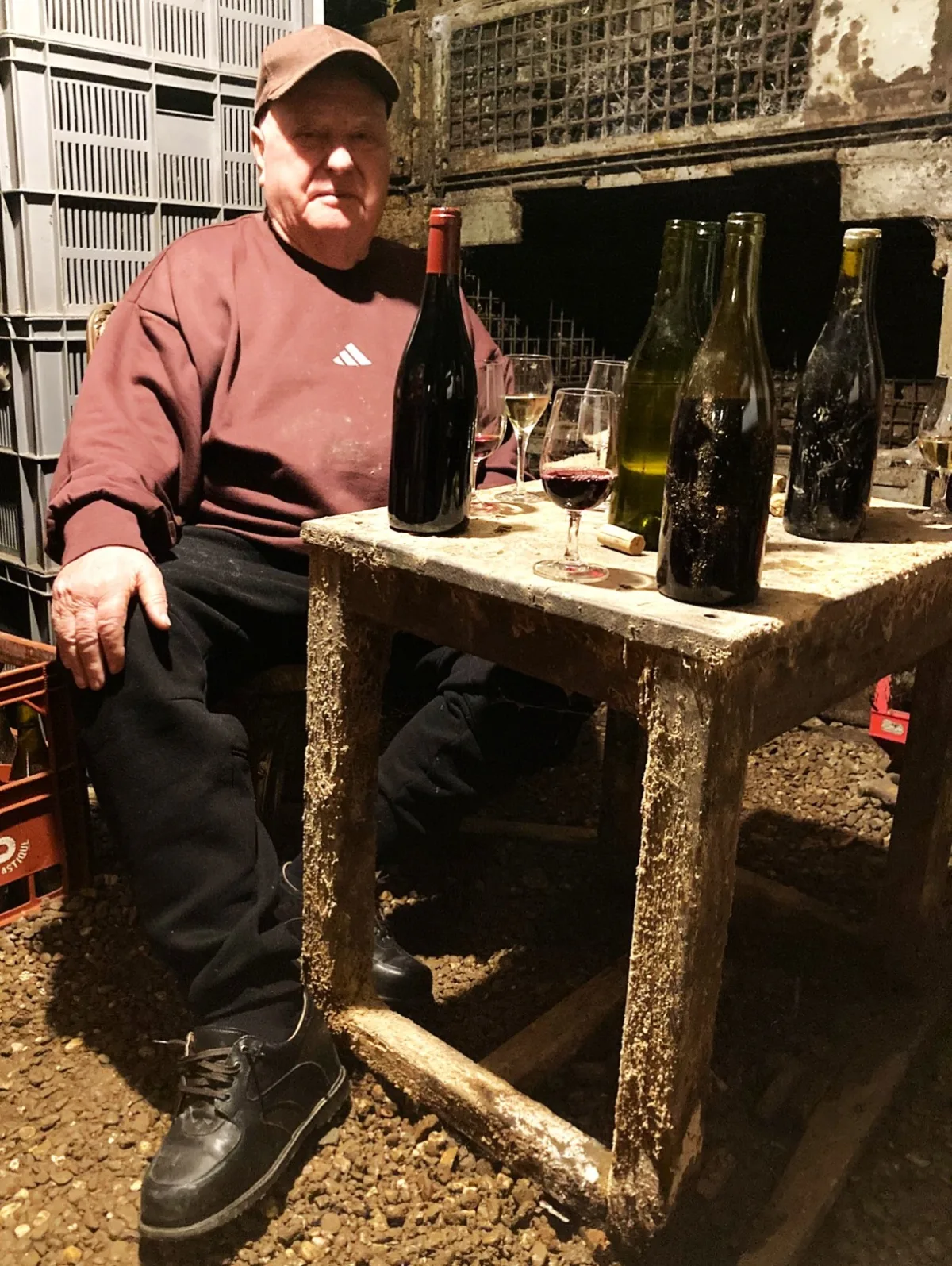 Vigneron parmi ses bouteilles